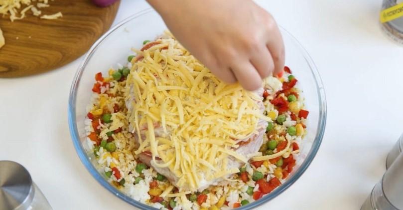 Вершкова курка під сиром у духовці з рисом та овочами