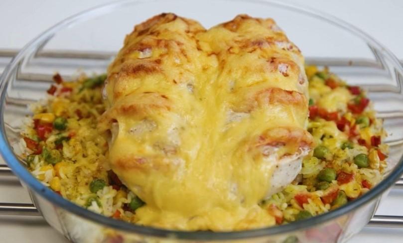Вершкова курка під сиром у духовці з рисом та овочами