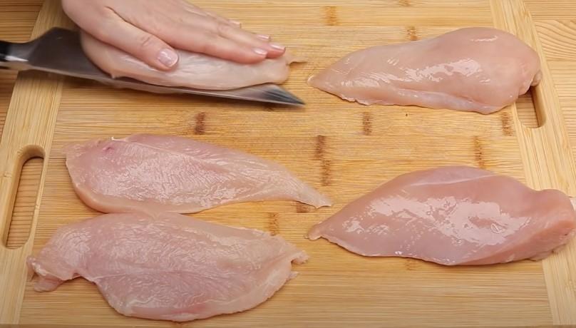 Рулетики з курячого філе з соковитою начинкою