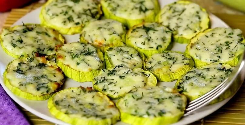Апетитні кабачки з сиром, що тягнеться, і часником у духовці