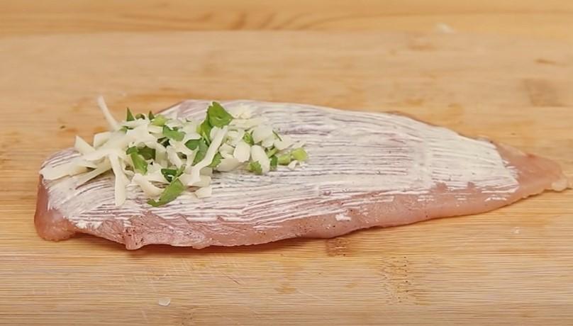 Рулетики з курячого філе з соковитою начинкою