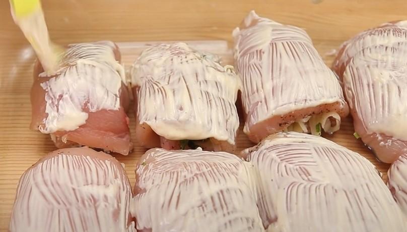 Рулетики з курячого філе з соковитою начинкою