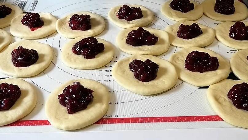 Рум'яні пиріжки з вишнею в духовці: рецепт випічки