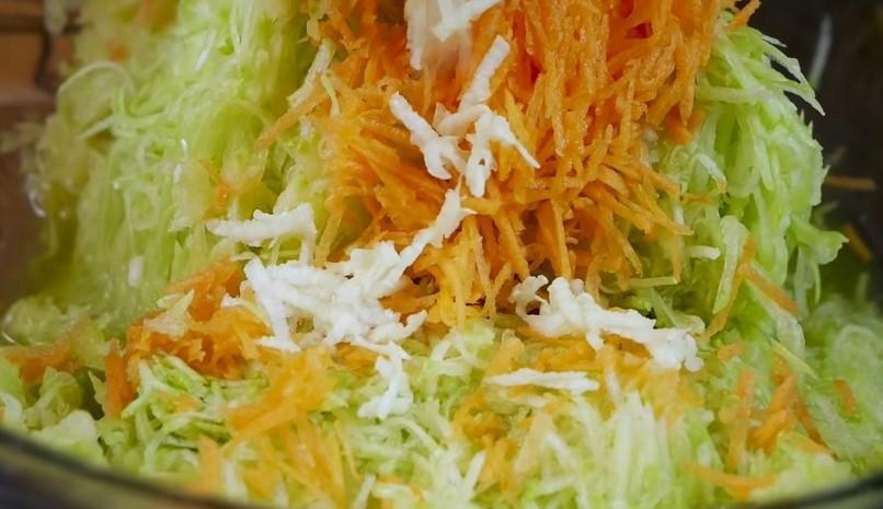 Тонкі млинці з кабачків та моркви на сковороді