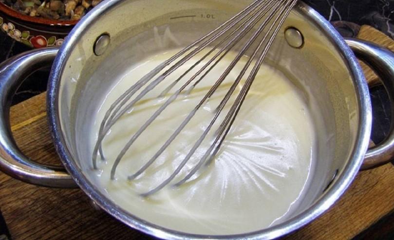 Домашній соус бешамель із яєчними жовтками