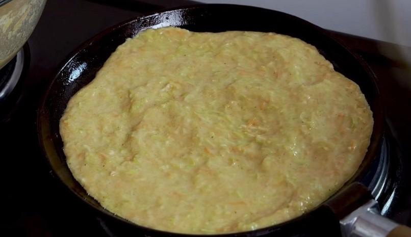 Тонкі млинці з кабачків та моркви на сковороді