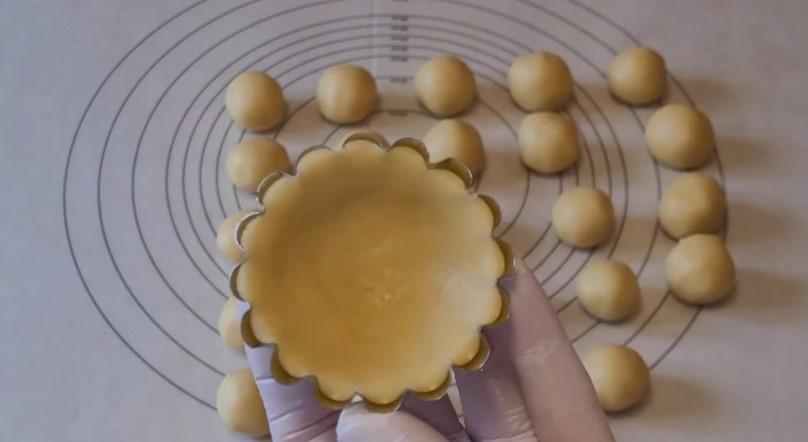 Пісочні кошики з джемом та білковим кремом