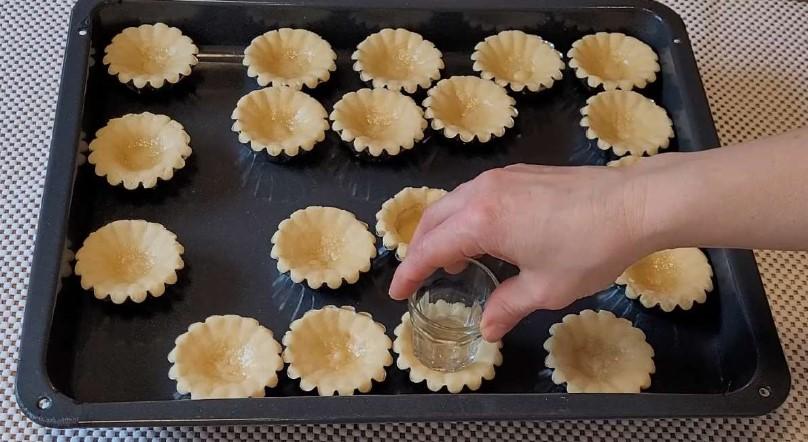 Пісочні кошики з джемом та білковим кремом