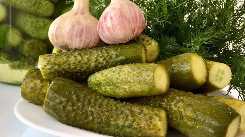 Хрумкі малосольні огірки в банці за ніч