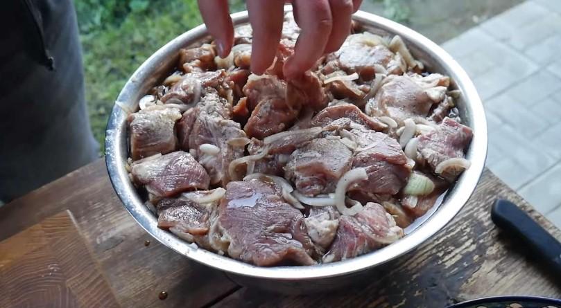 Без оцту та мінералки! У чому замаринувати м'ясо, щоб одержати шашлик за 2 години