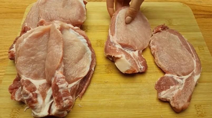 Запечена свинина з капустою під грибним соусом
