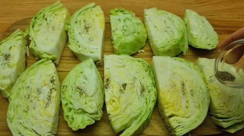 Запечена свинина з капустою під грибним соусом