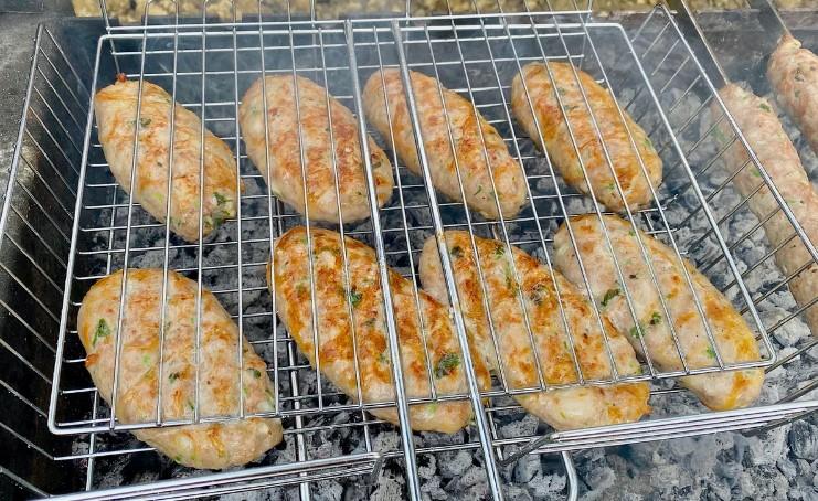 Котлети в жировій сітці на мангалі біля альтанки