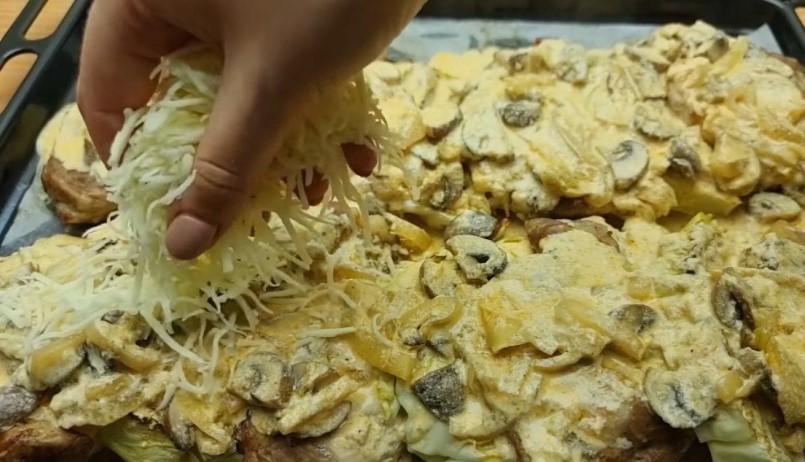 Запечена свинина з капустою під грибним соусом