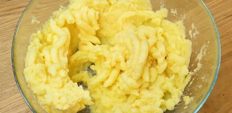 Хрумкі зовні – м'які всередині: пишні картопляні пончики на сковороді