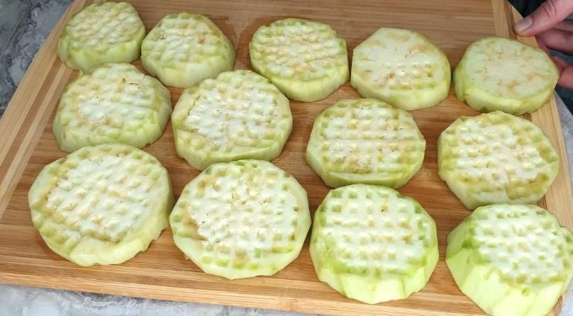 Смажені баклажани під овочевим соусом