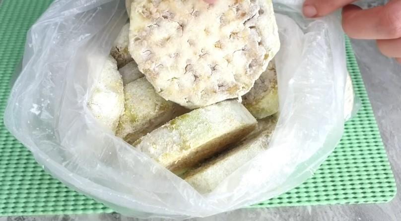 Смажені баклажани під овочевим соусом