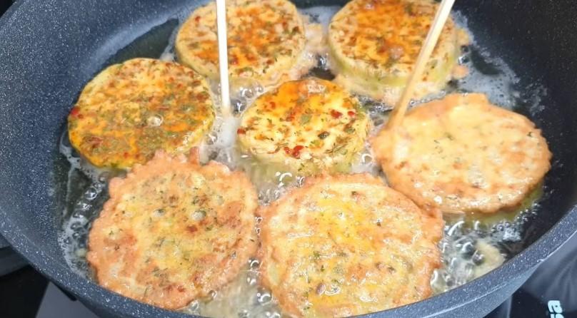 Смажені баклажани під овочевим соусом