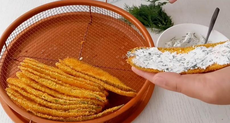 Апетитні рулетики з кабачків в паніровці з сиром та кропом