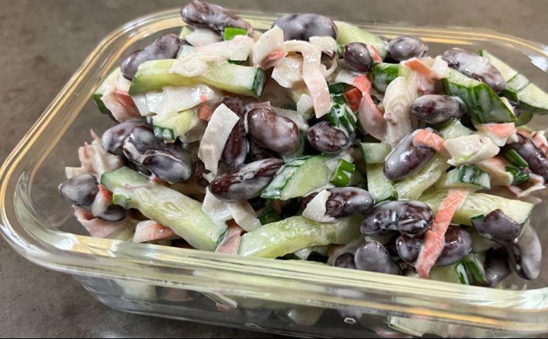 Салат з квасолею та крабовими паличками