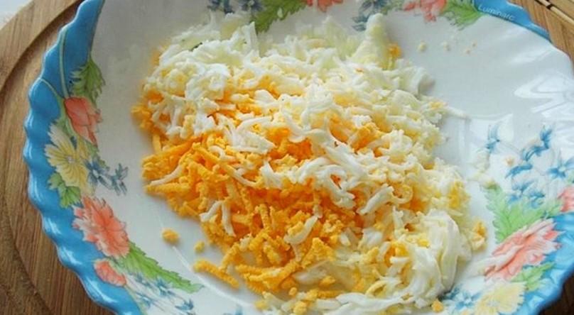 Курячі котлети з відвареним яйцем та сиром