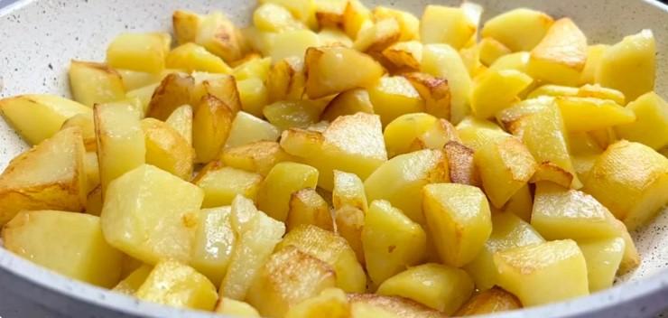 Ну до чого ж це смачно - не рецепт, а знахідка: картопля з хрусткою скоринкою зовні і ніжна всередині