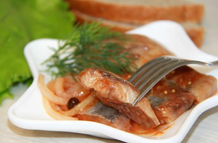 Оселедець маринований в кетчупі. Смачна закуска на будь-який стіл