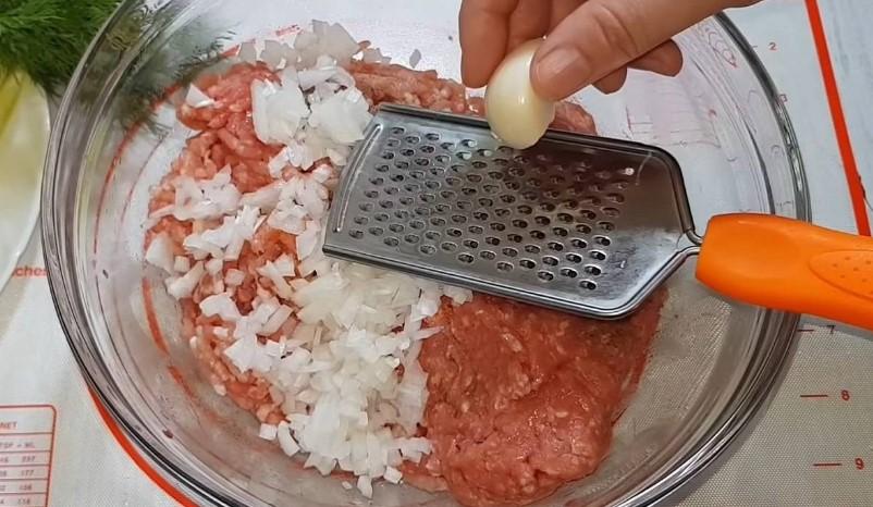 Соковиті кабачки з фаршем та сиром в духовці
