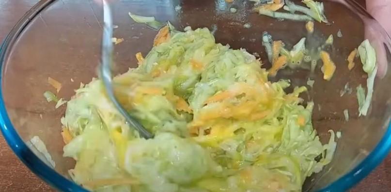 Пишні кабачкові оладки з м'ясом