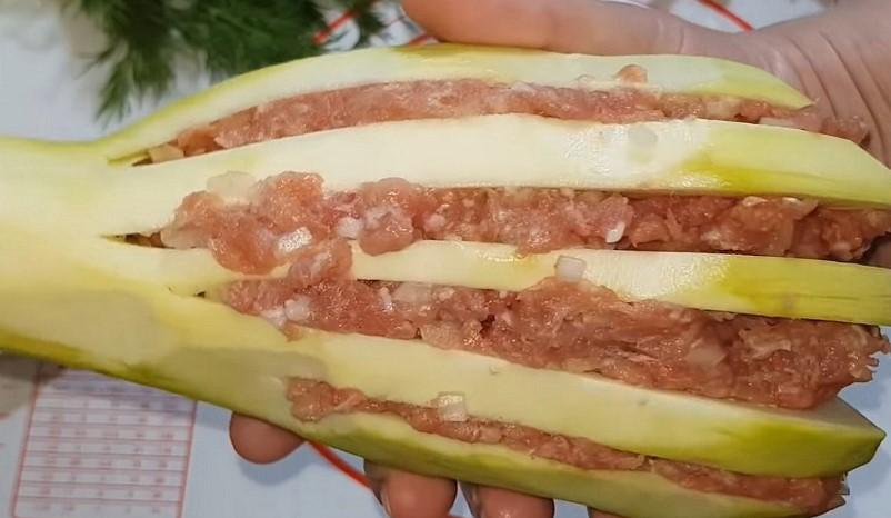 Соковиті кабачки з фаршем та сиром в духовці