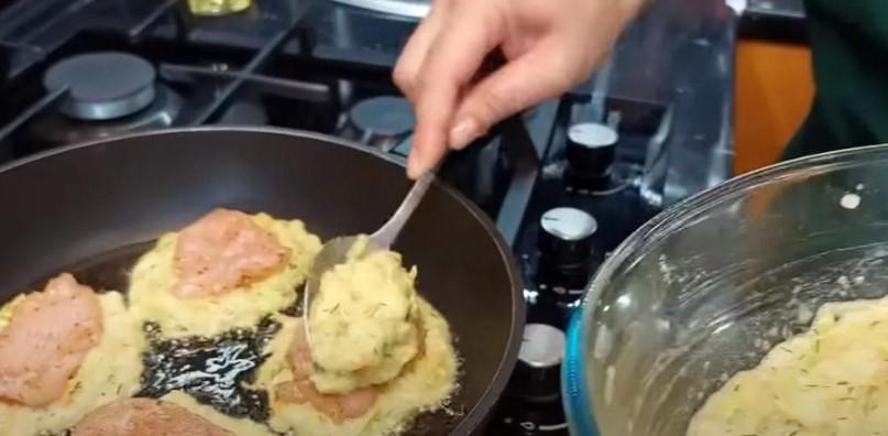 Пишні кабачкові оладки з м'ясом