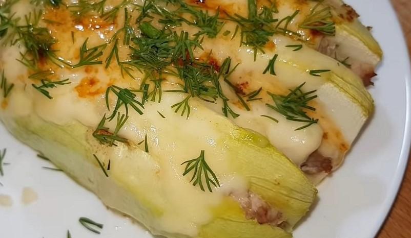 Соковиті кабачки з фаршем та сиром в духовці