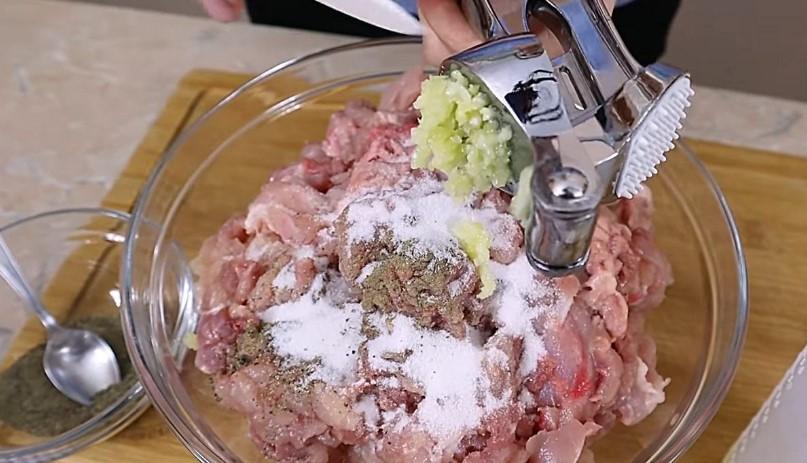 Домашня куряча салямі без хімії: рецепт ковбаси