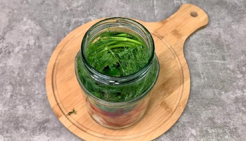 Мариновані помідори часточками з цибулею та зеленню