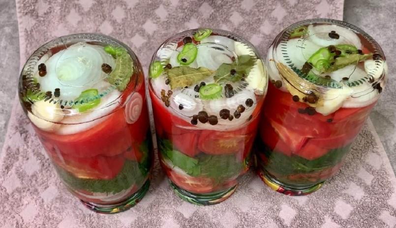 Мариновані помідори часточками з цибулею та зеленню