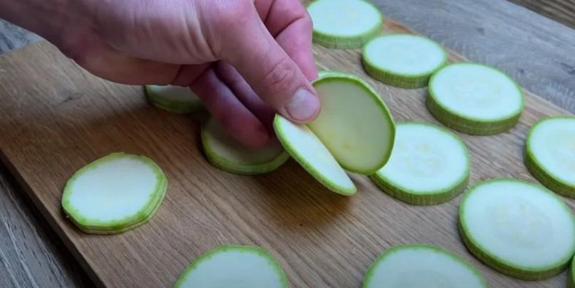 Кабачки із сирною начинкою на сковороді