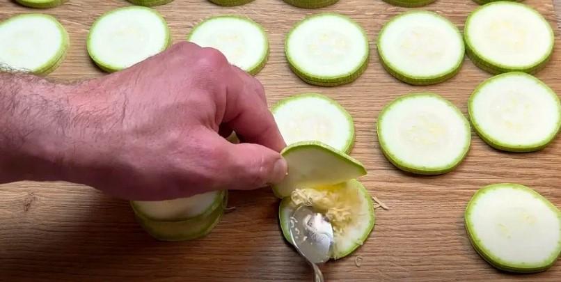 Кабачки із сирною начинкою на сковороді