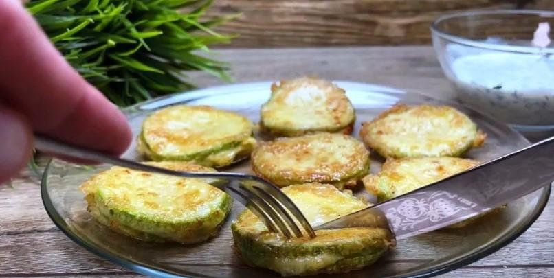 Кабачки із сирною начинкою на сковороді