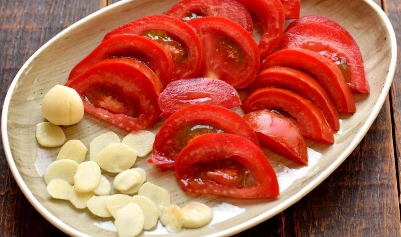 Смажений болгарський перець з помідорами та часником