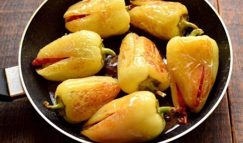Смажений болгарський перець з помідорами та часником