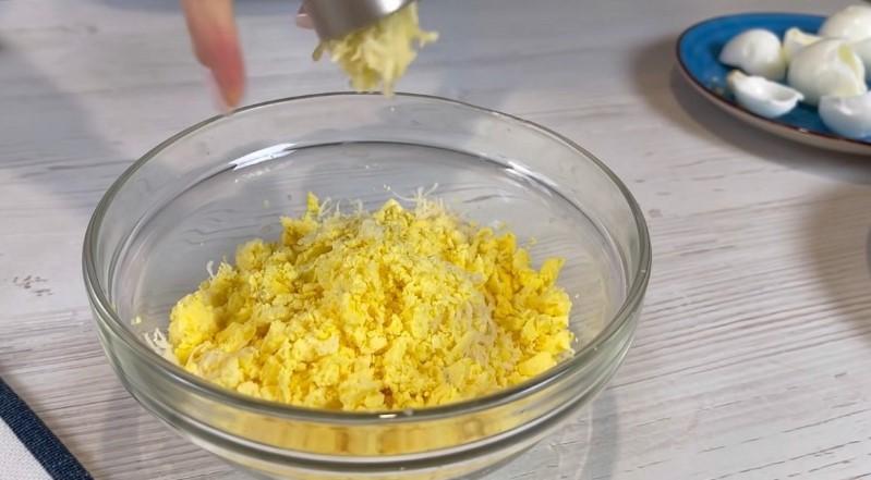 Цікавий салат з крабовими паличками та яйцем
