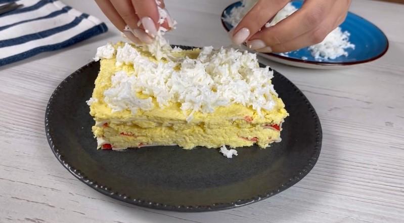 Цікавий салат з крабовими паличками та яйцем