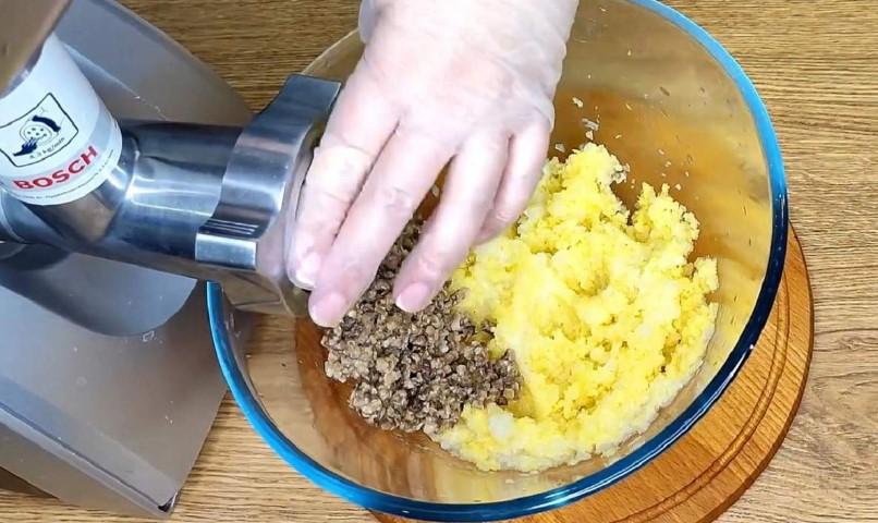 Домашні вареники з м'ясом, картоплею та грибами
