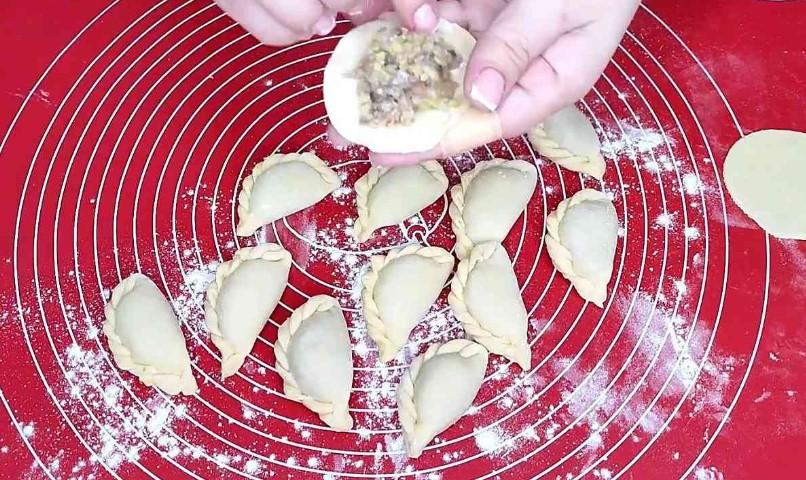 Домашні вареники з м'ясом, картоплею та грибами