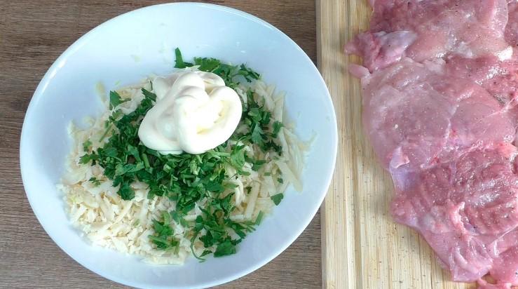 Курячі рулетики в духовці: можна робити з різними начинками