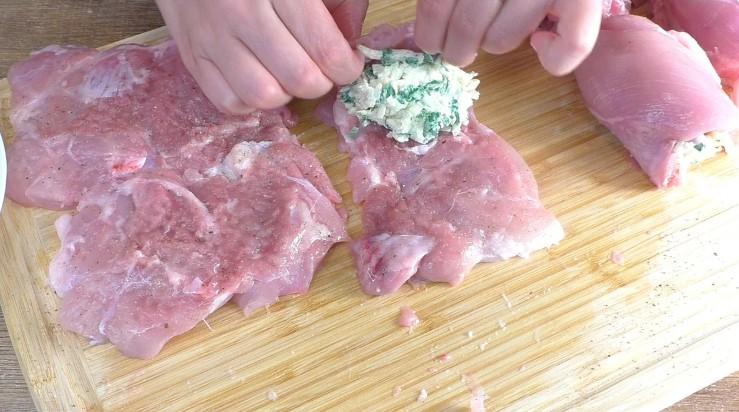 Курячі рулетики в духовці: можна робити з різними начинками