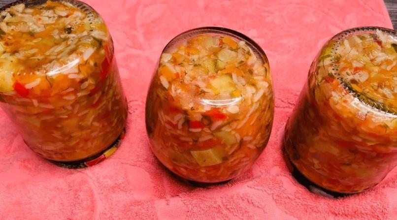 Новий смак: ситний салат із кабачків з рисом на зиму