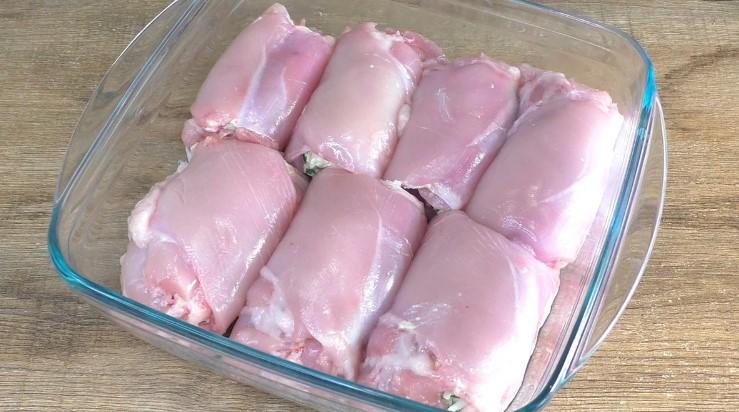 Курячі рулетики в духовці: можна робити з різними начинками