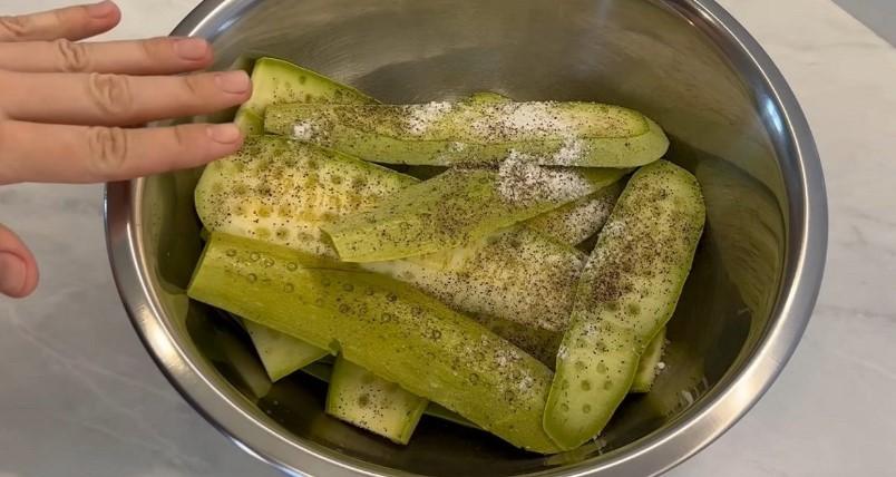Рум'яні відбивні з кабачків в клярі на сковороді