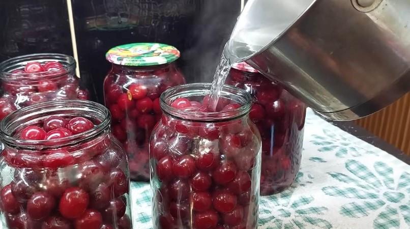 Вишня з кісточкою на зиму без цукру